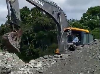 Miren el agua cómo nos la contaminan: Hombre graba a maquinaria de extracción minera operando a la mitad de un río en la Amazonía