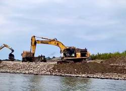 Este 20 de febrero pasado, estas máquinas seguían realizando excavaciones de minería ilegal en las orillas del Río Napo. Las autoridades no logran frenar esas acciones delictivas, hace más de dos años en esta zona.