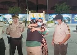 La madre de la víctima arribó al Cuartel Modelo en Guayaquil para reencontrarse con él.