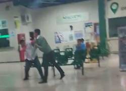 Graban pelea entre oficiales de transporte en terminal terrestre de Quevedo