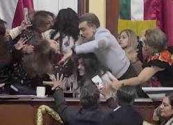 Captura de video viralizado en el qeu se observa cómo al menos cinco senadores se jalan el cabello.