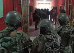 En un operativo simultáneo ejecutado en once provincias fueron aprehendidos dieciséis militares en servicio activo y ocho civiles.