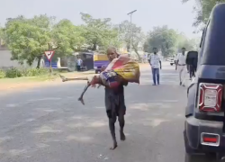 Jeetu Munda caminó con el esqueleto de su hermana por las calles de Odisha.