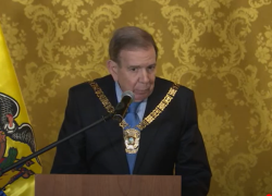 González fue condecorado con la Orden Nacional al Mérito en el grado de Gran Collar.