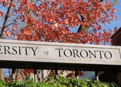 Fotografía de una placa que adorna a la Universidad de Toronto.