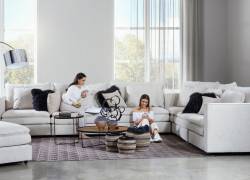 Espacio de sala confortable y elegante donde madre e hija pueden compartir momentos de calma. La decoración puede ayudar a crear ambientes que inviten a la relajación.