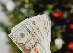 El décimo tercer sueldo en Ecuador, también conocido como bono navideño se pagará al sector público en noviembre.