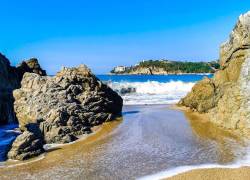 Imagen de una playa de Oxaca, un destino que según National Geographic es de los mejores para surfear.