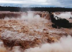 Fotografía durante una crecida del río en las Cataratas de Iguazú, en el 2023.