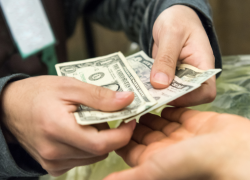 Retrasos en la devolución del IVA preocupan a adultos mayores y personas con discapacidad.