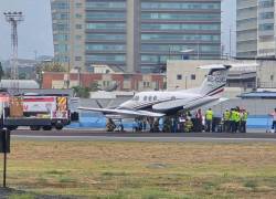 Imagen publicada en X por Aviación Guayaquil en donde se pueden ver los trabajos que se realizan en la aeronave Beechcraft King Air F90 que permanece detenida en la pista tras un incidente en tierra.