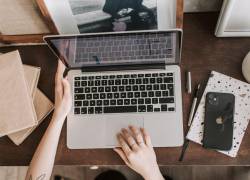 Candidatos revisan ofertas laborales en Dinamarca a través de la plataforma EURES.