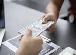 Foto referencial de entrega de dinero. En Estados Unidos un programa de becas para artistas permitirá que estos reciban apoyo económico en sus cuentas bancarias.