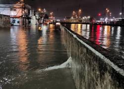 Foto realizada el 09 de junio del 2026 del canal de aguas lluvias de la ciudadela Las Orquídeas, en el norte de Guayaquil. La lluvia anegó las calles.