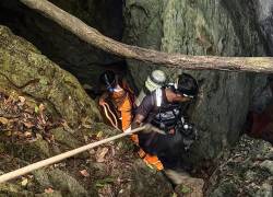 Esta imagen, distribuida por Metta Tham Rescue Kalasin el 26 de mayo de 2026, muestra a los rescatistas dentro de una cueva en la provincia de Xaisomboun donde fueron encontrados 5 de 7 mineros atrapados.