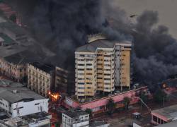Foto del incencio en el edificio Multicomercio.