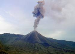 El volcán Reventador registra un nivel de actividad superficial alta e interna de rango moderado.