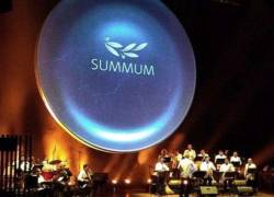 Imagen que muestra el escenario de una de las galas de los premios Summum en Perú.