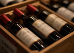 Ilustración de importación de botellas de vino en cajas.
