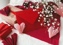 Regalos y adornos relacionados a la celebración del amor y la amistad.