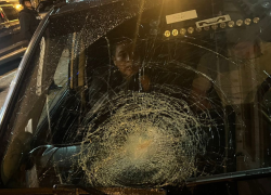 Uno de los vehículos del convoy que lideraba Daniel Noboa.