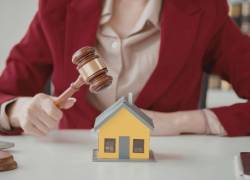 Mujer representando el remate judicial de bienes inmuebles.