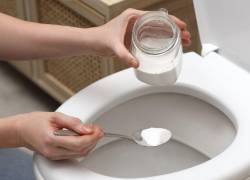 El uso de bicarbonato y sal es efectivo para la limpieza profunda del inodoro y las superficies del baño.