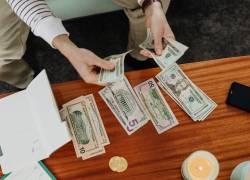 Hombre organizando dinero. Ya fue esztablecida la tabla de pensiones alimenticias 2026 para garantizar el bienestar de niñas, niños y adolescentes.