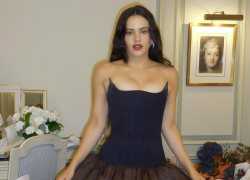 Rosalía reapareció en la Semana de la Moda de París con un look arriesgado en blanco y negro.