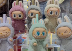 Muñecos Labubu en el escaparate de un tienda.