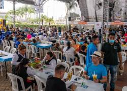 Foto durante la inauguración de la feria gastronómica Raíces 2025. Asistentes ya se acercan a probar las propuestas de los diferentes locales.