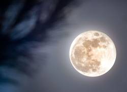 El cielo nocturno de junio ya se iluminó con la luna llena, la llamada luna de fresa.
