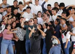 El presidente Daniel Noboa posando junto a los jóvenes que forman parte del programa.