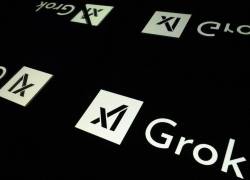Fotografía muestra pantallas que dejan ver el logotipo de Grok, un chatbot de inteligencia artificial generativa desarrollado por la empresa estadounidense de inteligencia artificial xAI.