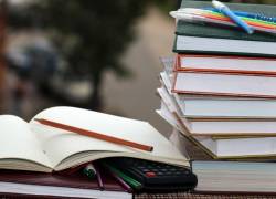 Fotografía referencial de libros de universitarios en Ecuador.
