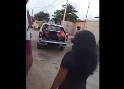 Una de las personas siendo movilizada en una camioneta de la Polocía Nacional.