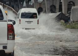 Conductores intentan sortear la severa acumulación de agua.
