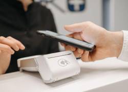 Imagen de persona realizando un pago con su smartphone a través de la tecnología NFC