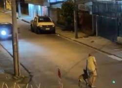 Un hombre arrolló a una persona de la tercera edad y su perro en el sector de Kennedy Nueva.