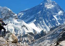 Guías, empresas de helicópteros y directivos de hospitales habrían coordinado rescates falsos en el Everest para cobrar seguros internacionales.