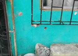 Orificios de bala quedaron alrededor de la casa.
