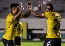 Jhonny Quiñónez celebró su anotación desde el punto penal junto a Milton Céliz.