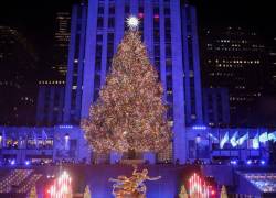 El árbol de Navidad del Rockefeller se enciende durante la ceremonia de iluminación en Nueva York, Nueva York, EE. UU., el 3 de diciembre de 2025.