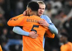 El centrocampista inglés del Real Madrid, Jude Bellingham y el delantero noruego del Manchester City, Erling Haaland, se felicitan mutuamente tras finalizar el partido de la Liga de Campeones de la UEFA, en febrero de 2025. El Real Madrid ganó 3-2 al Manchester City.