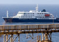 Imagen del crucero holandés MV Hondius anclado frente a la costa de Praia, Cabo Verde, el 4 de mayo de 2026, tras la muerte de tres personas a bordo a causa de un síndrome respiratorio agudo.