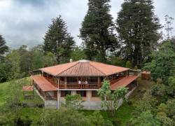 La comunidad ofrece senderos de una a ocho horas para recorrer el bosque nublado y antiguos caminos preincaicos de la cultura Yumbo.