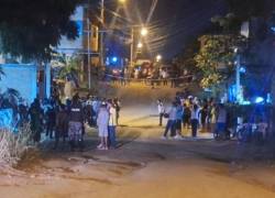 Varios sujetos armados llegaron en motocicletas y dispararon a las personas que estaban en una cancha de vóley.