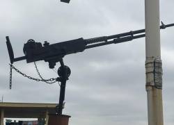 Personal militar detectó una ametralladora en la terraza de una vivienda de Guayaquil.