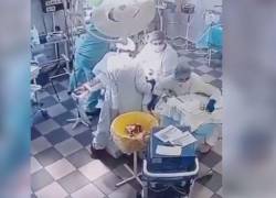 Doctores continuaron con una cirugía pese al terremoto.