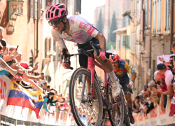 Richard Carapaz durante una carrera en el Giro de Italia el 18 de mayo de 2025.